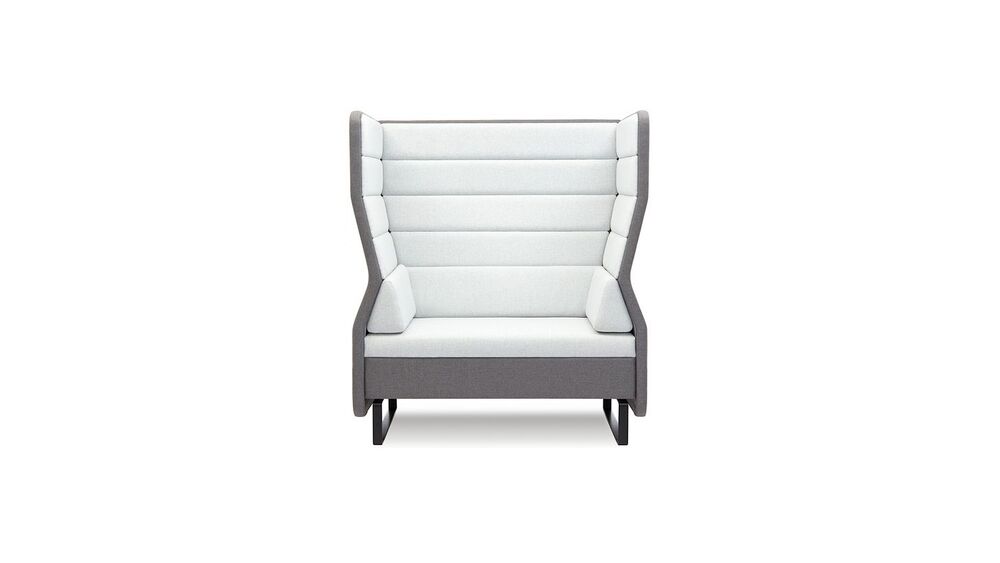 Кресло с высокой спинкой